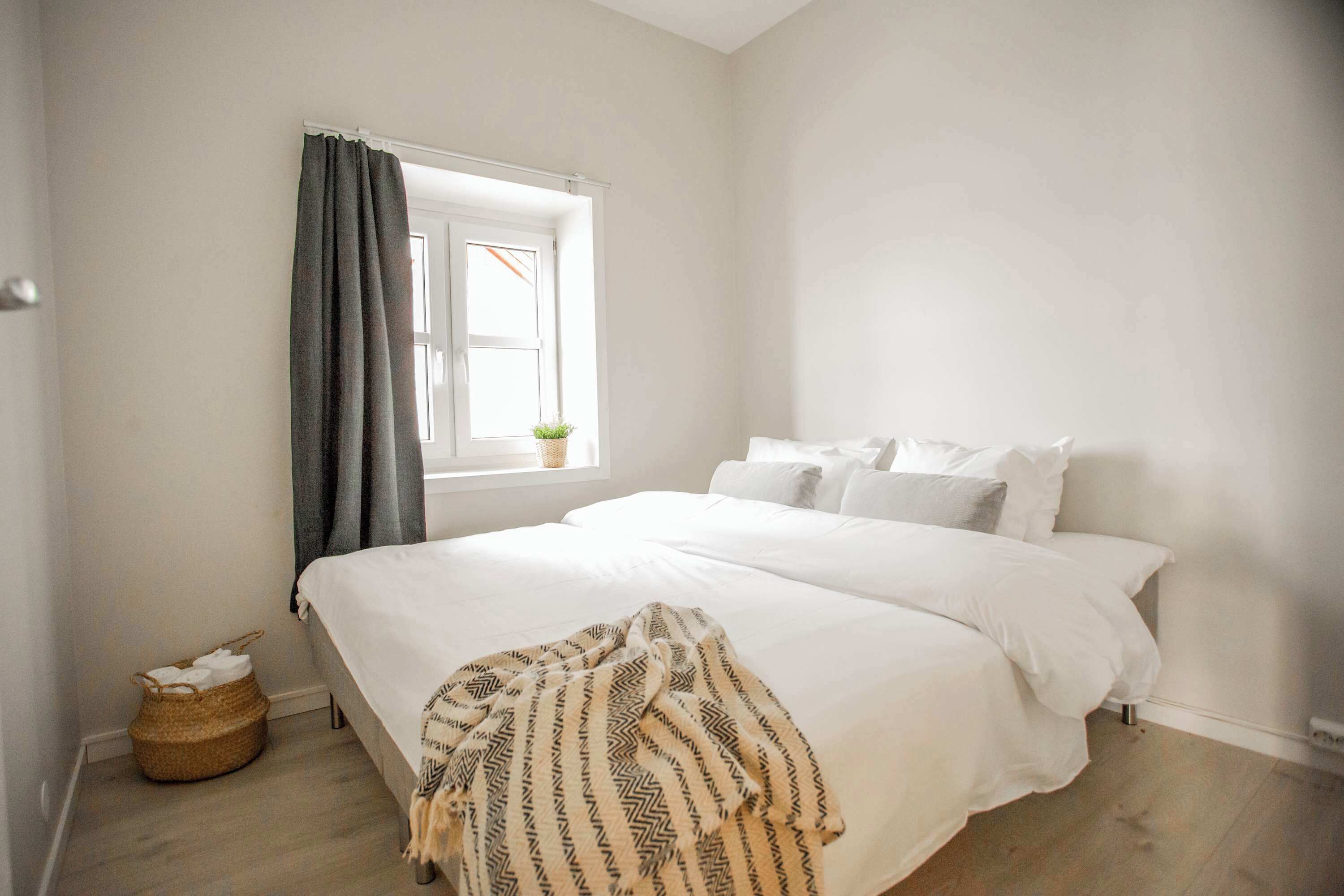 3 habitaciones, escritorio, tabla de planchar con plancha y wifi 