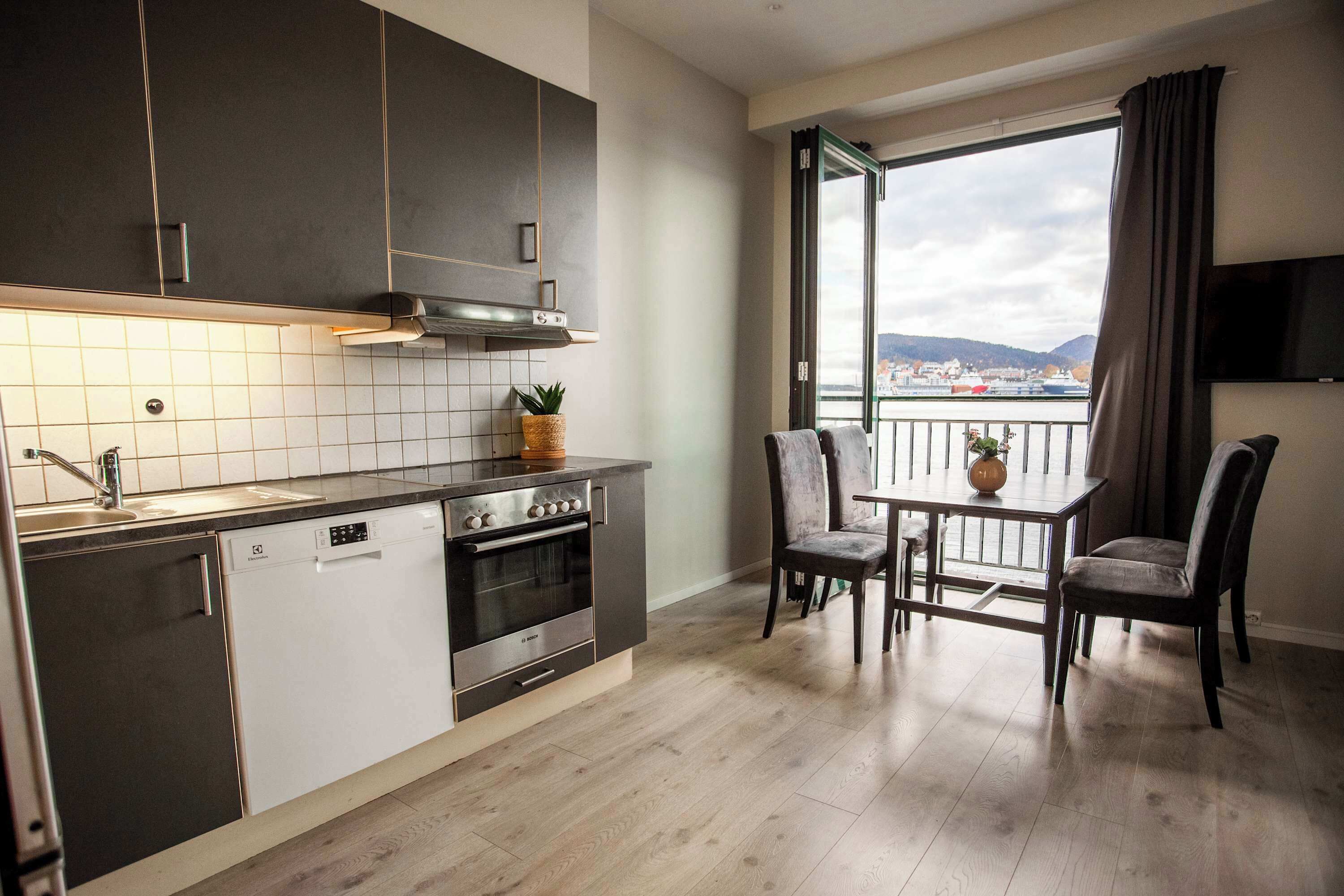 Kjøleskap, ovn, kokeplater og oppvaskmaskin