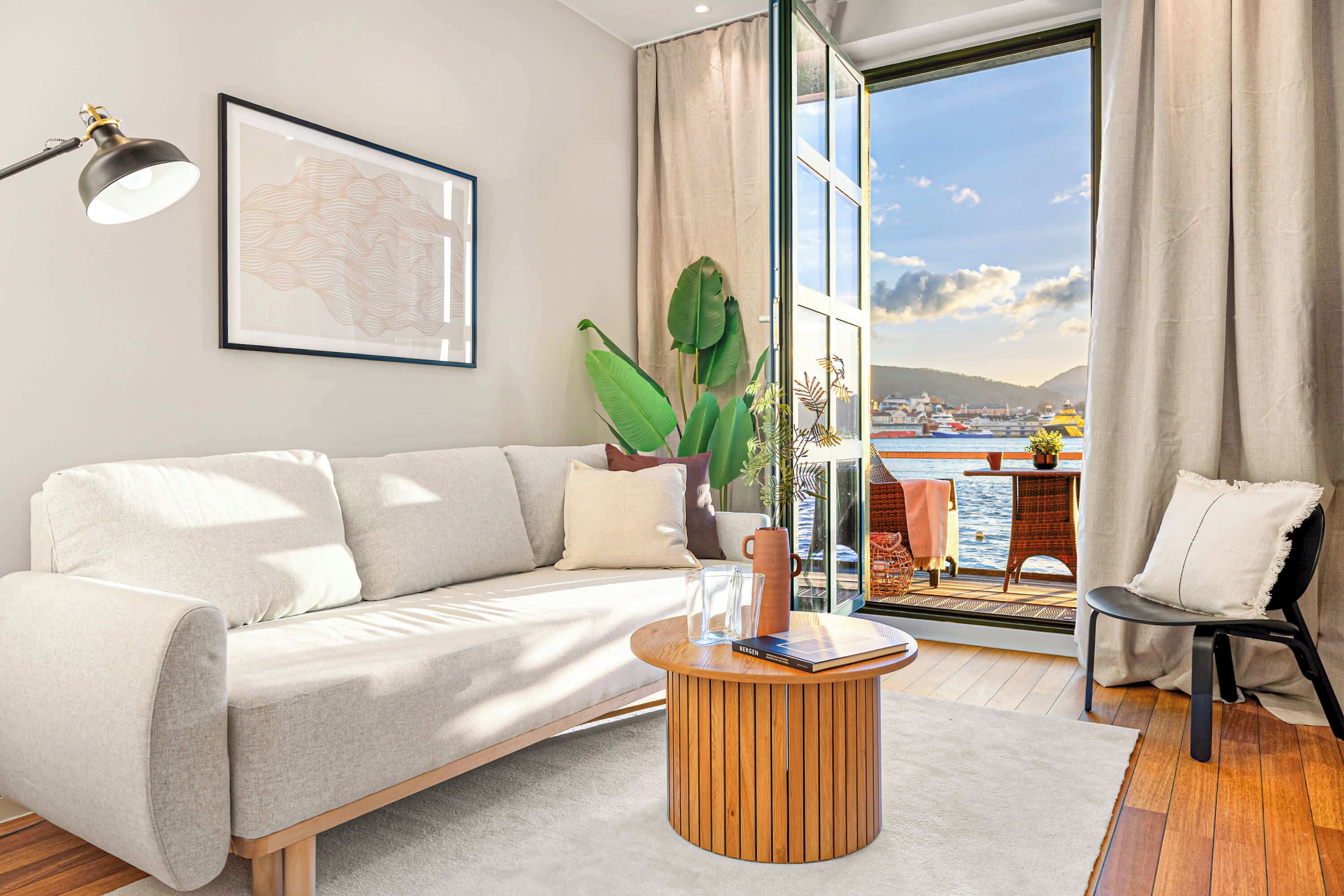 Una televisión, una oficina