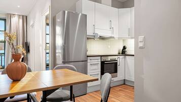 Kjøleskap, mikrobølgeovn, ovn og kokeplater