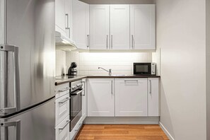 Kjøleskap, mikrobølgeovn, ovn og kokeplater