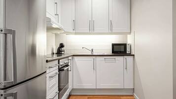 Een koelkast, een magnetron, een oven, een kookplaat