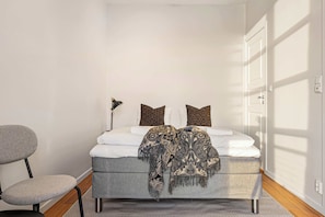 3 habitaciones, escritorio, tabla de planchar con plancha y wifi