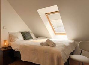 2 soverom, skrivebord, strykejern/-brett og wi-fi