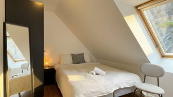 Escriptori, planxa i posts de planxar, wifi i roba de llit