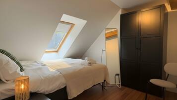 Escriptori, planxa i posts de planxar, wifi i roba de llit