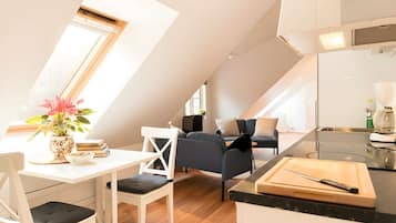 Una televisión, una oficina