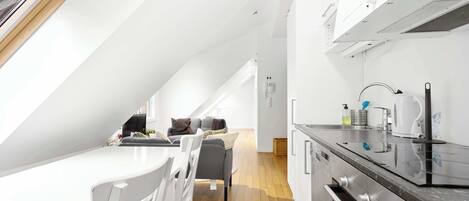 Réfrigérateur, un four, surface de cuisson, lave-vaisselle