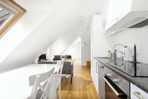 Een koelkast, een oven, een kookplaat, een vaatwasser