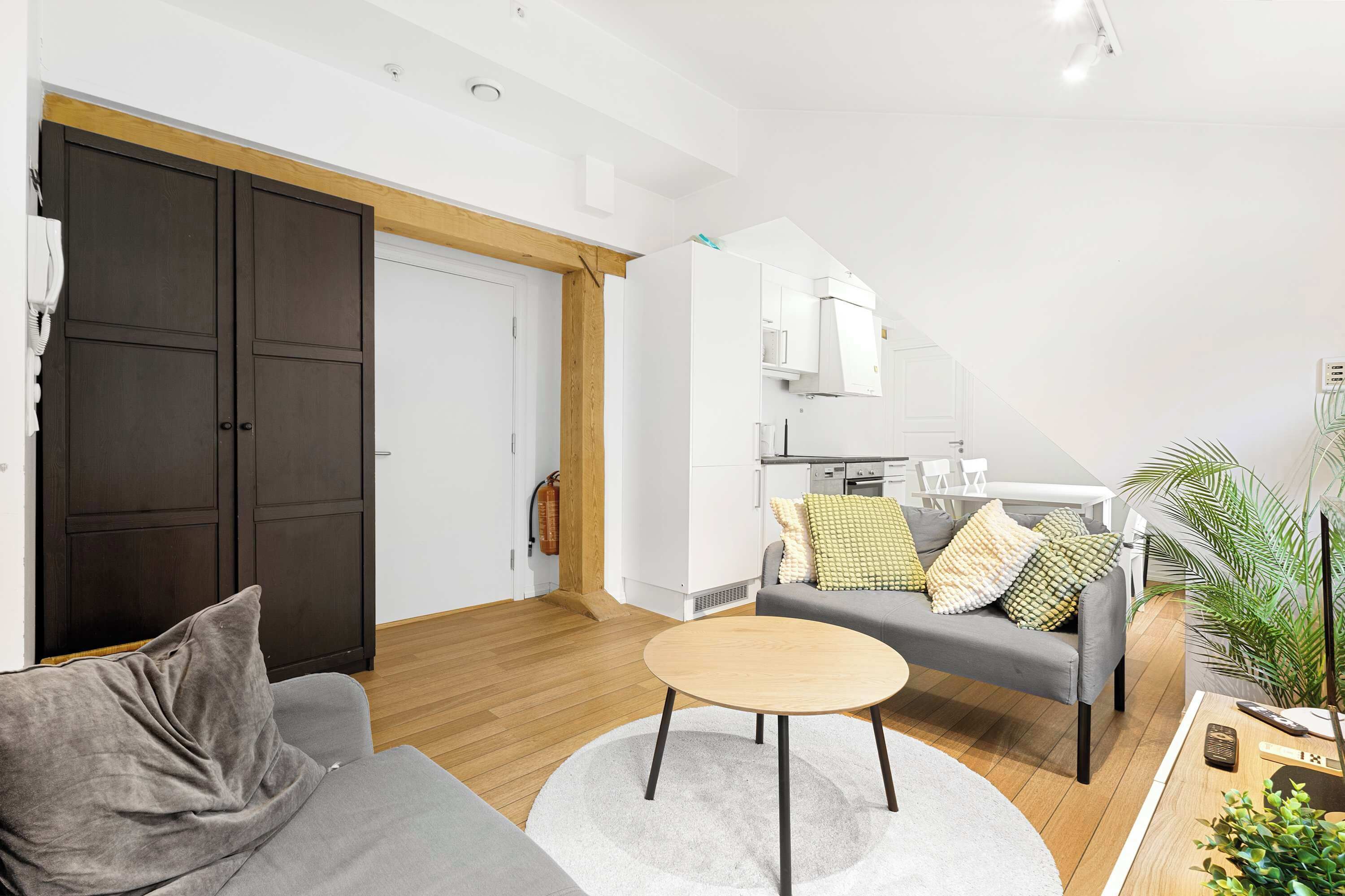 Televisión y oficina 