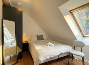 2 soverom, skrivebord, strykejern/-brett og wi-fi