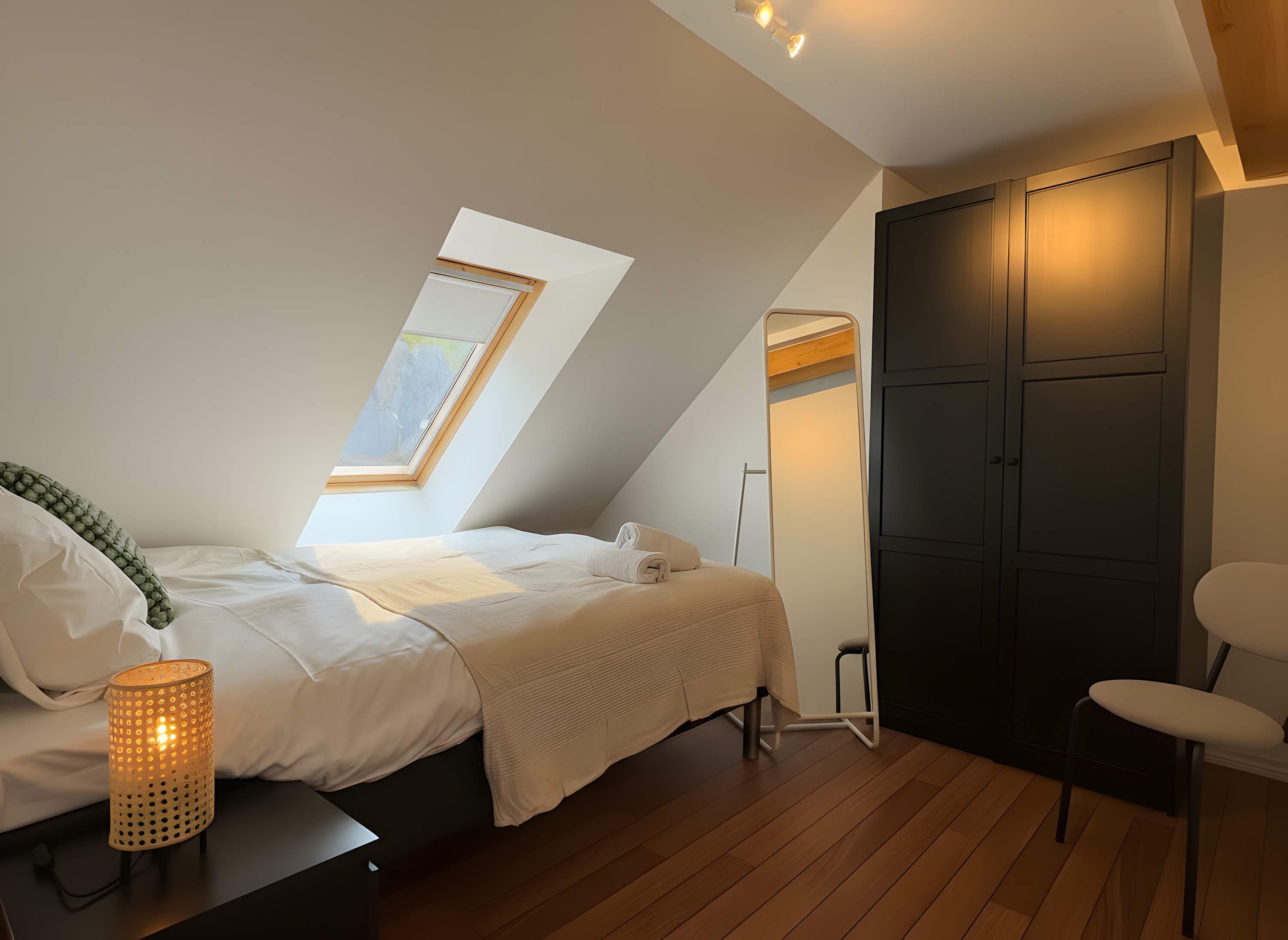 2 bedrooms, desk, iron/ironing board, WiFi