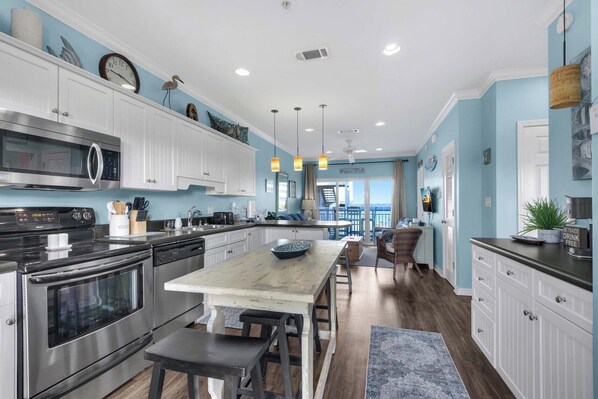 Køleskab, mikrobølgeovn, ovn, kogeplade