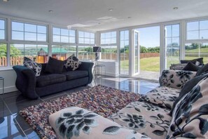 Room - Hopkins Retreat Farm - 5 Bedroom House - Swansea (Mawr)