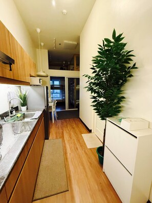 Private kitchen - The Camden Place Cozy Family Group Condo Unit (Pasay)