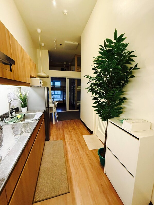 Private kitchen - The Camden Place Cozy Family Group Condo Unit (Pasay)