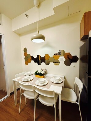 Appart'hôtel, 1 chambre, accessible aux personnes à mobilité réduite, piscine privée | Salle à manger