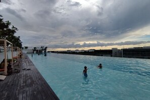 Outdoor pool - reStary Tropical Themed Homestay (Kota Kinabalu)