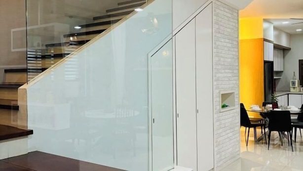 Ein modernes Interieur mit Treppe, Essbereich und Küche.
