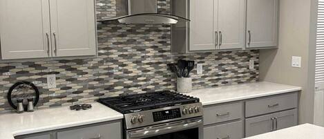 Mikrowelle, Herdplatte, Geschirrspüler