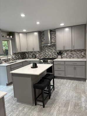 Micro-ondas, cooktop, lava-louças