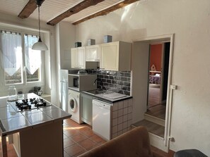 Microwave, stovetop, dishwasher - Charming house with swimming pool and breathtaking views! (Génis)