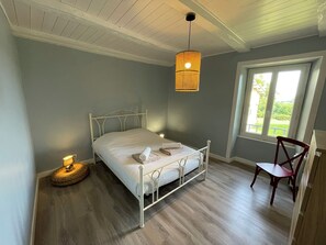 2 bedrooms, iron/ironing board, WiFi, bed sheets - Charming house with swimming pool and breathtaking views! (Génis)