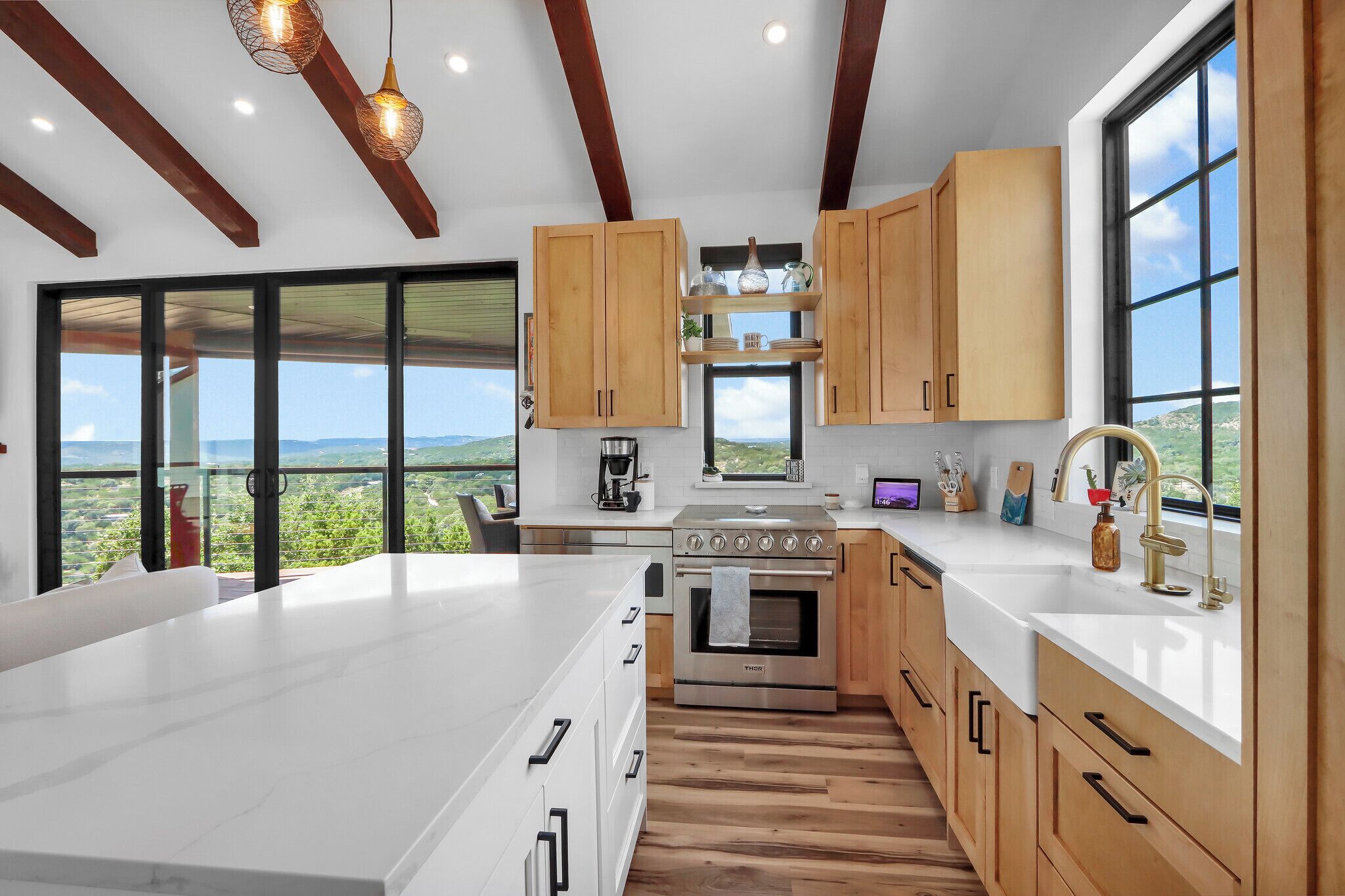 Een koelkast, een oven, een kookplaat, een vaatwasser