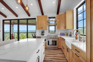 Kjøleskap, ovn, kokeplater og oppvaskmaskin