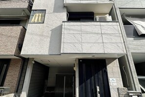 Exterior detail - Casa Alegria (Osaka)