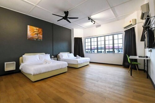 Warm House Alor Akar Linked House 6BR 15pax