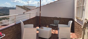 Quirky but stylish townhouse, heart of the old town, stunning views from terrace