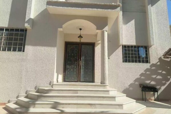 المنشأة من الخارج