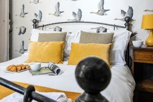 Cribs/infant beds