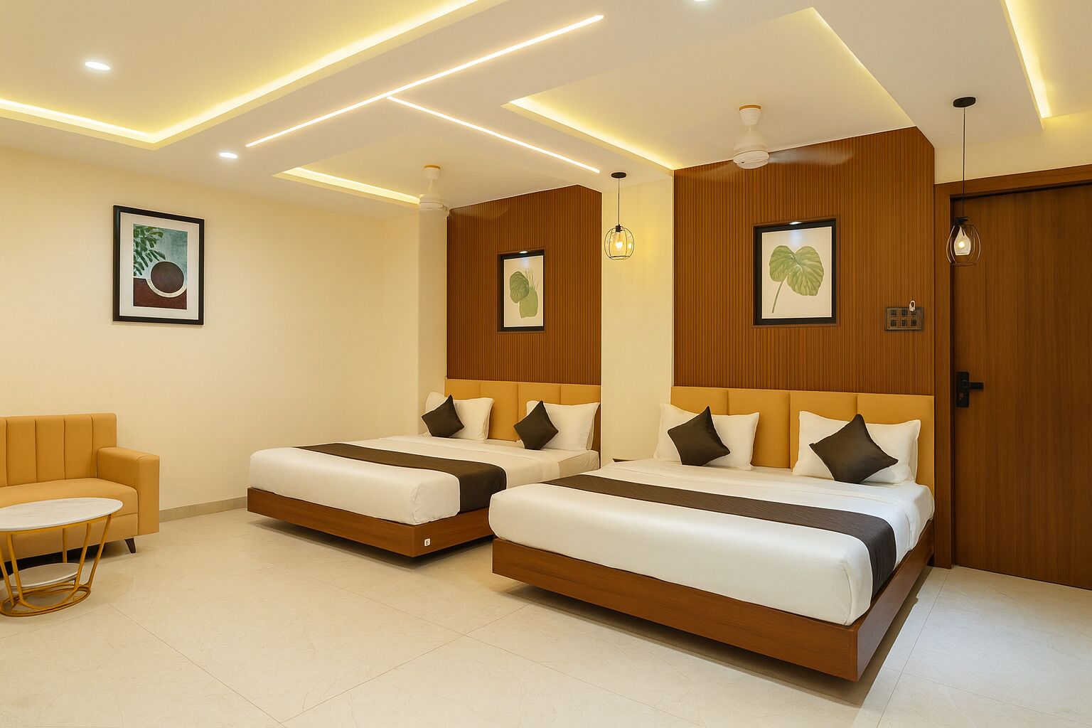 Habitación de hotel con dos camas, un sofá, una mesita y luces en el techo.