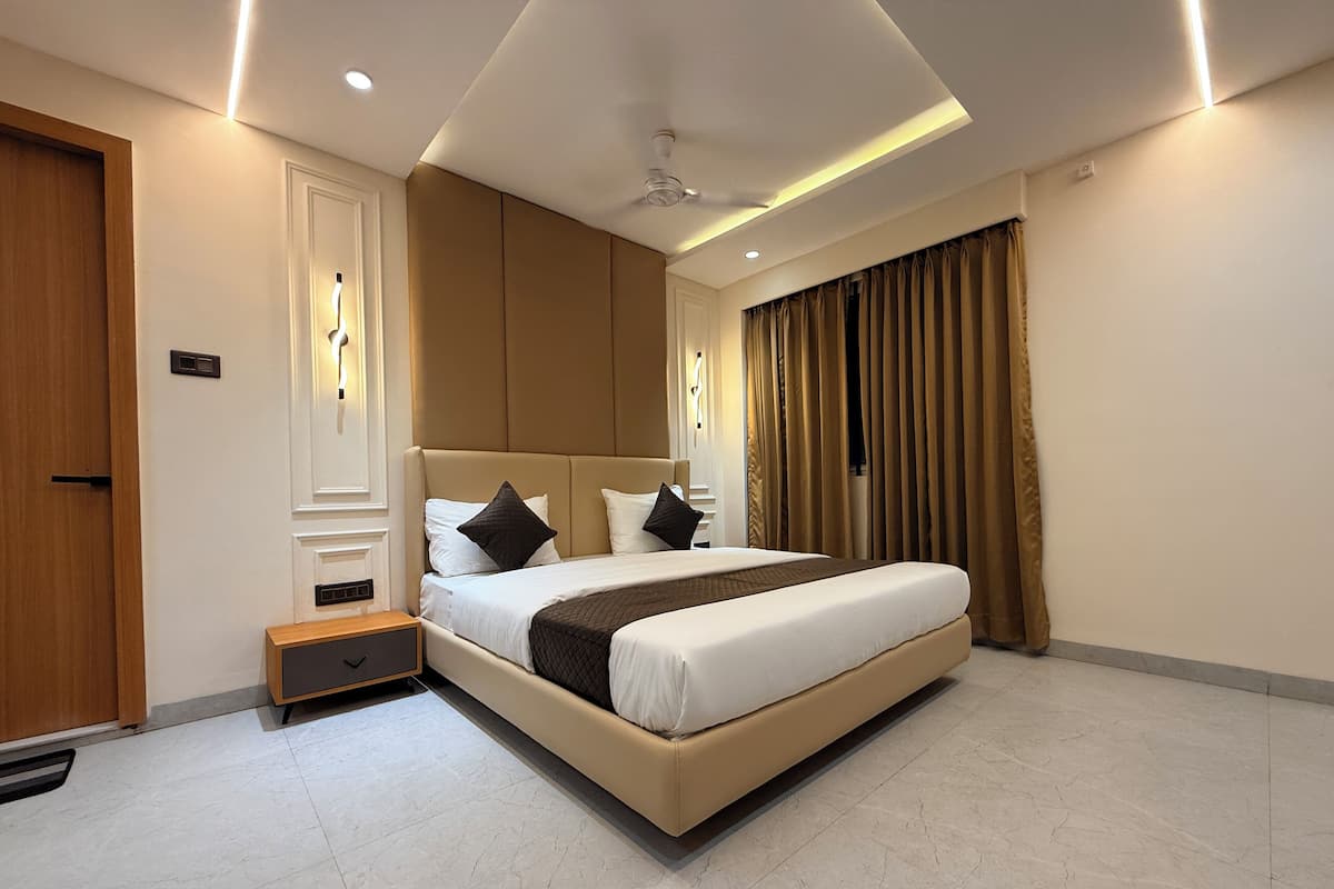 Premier Room | Laptop workspace, free WiFi, bed sheets