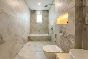 Bathtub, free toiletries, towels, soap - Hotel Rajshree Suites (Ujjain)