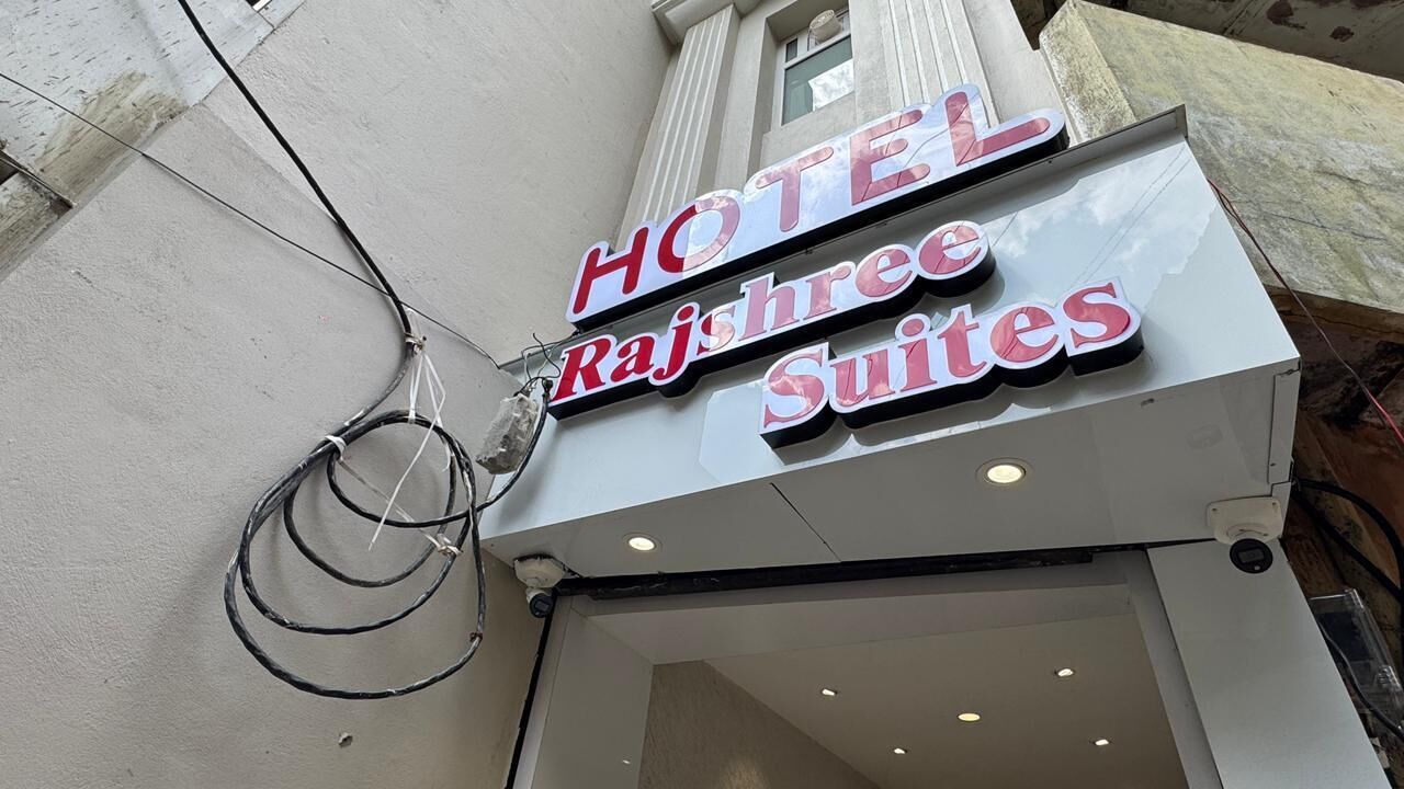 A hotel sign for Rajshree Suites.