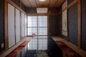 Una habitación tradicional japonesa con puertas correderas, suelo de tatami y un mamparo shoji.