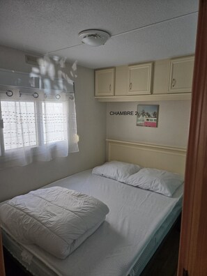 2 chambres, fer et planche à repasser