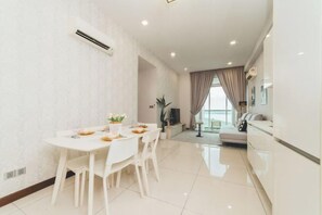 Dining - Paragon Residence The Modish 3BR7pax Balcony (Johor Bahru)