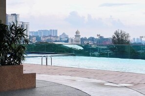 Outdoor pool - Paragon Residence The Modish 3BR7pax Balcony (Johor Bahru)