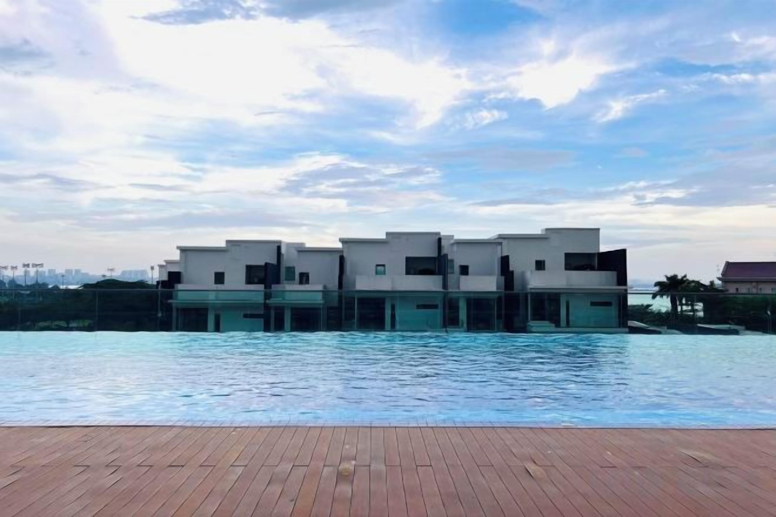 Un edificio moderno con piscina delantera.