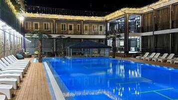 Hồ bơi ngoài trời