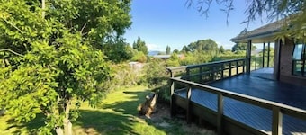 Rotorua Family Retreat Hamurana 10000Sqm Lawn