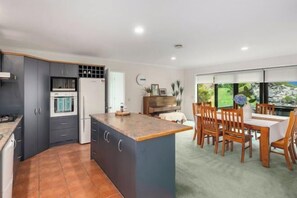 Restaurant - Rotorua Family Retreat Hamurana 10000Sqm Lawn (Hamurana)