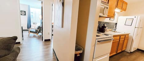 Refrigerador, microondas, horno y parrilla de estufa