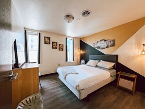 Desk, iron/ironing board, WiFi, bed sheets