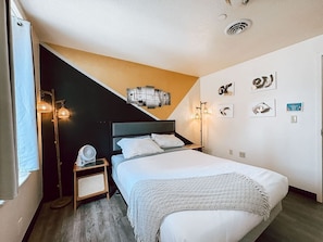 1 bedroom, desk, iron/ironing board, WiFi - Downtown Queen Apt | Roku TV | Walk Everywhere (Pittsburgh)