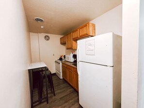 Coffee/tea maker, fridge, microwave, oven